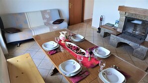 House, 2 Bedrooms | In-room dining