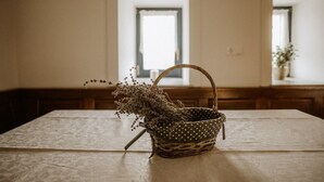 A wicker basket with a handle on a table, containing dried flowers. - Vineyard cottage Zdolšek (Šmarje pri Jelšah)