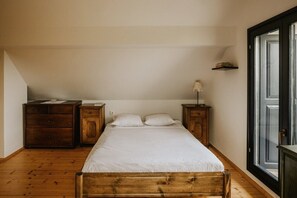 2 slaapkamers, een bureau, beddengoed