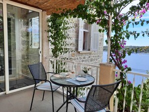 Outdoor dining - Quiet seclusion with splendid views offering proximity to Old Town and the sea (Dubrovnik,)