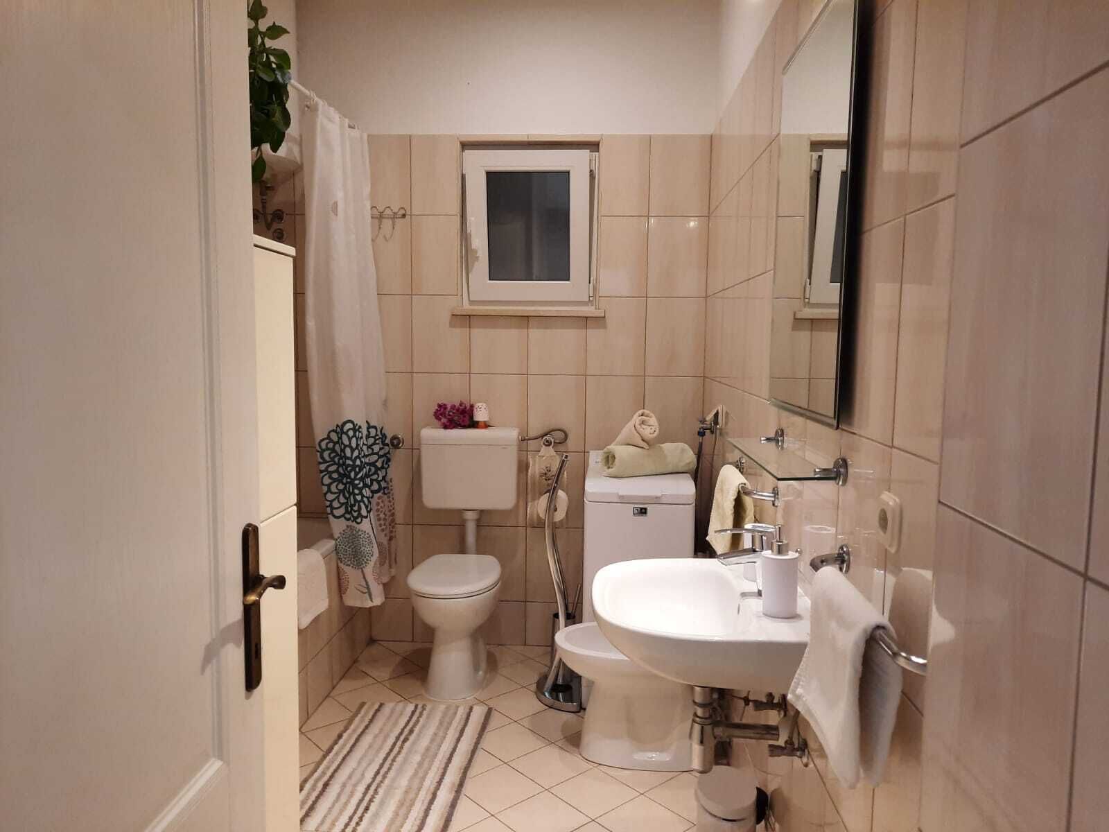 Ein kleines Badezimmer mit Toilette, Bidet und Waschbecken.