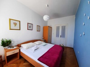 2 bedrooms, iron/ironing board, free WiFi, bed sheets