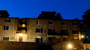 Overnatningsstedets facade – aften/nat