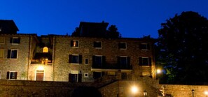 Fassade der Unterkunft – Abend/Nacht