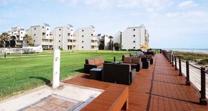 Fantastic Ground Floor Apartment on the Beach!!! Long Stay Specials!