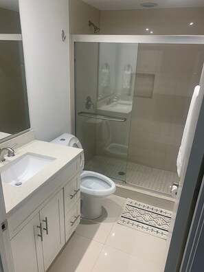 Regadera, toallas, jabón, papel de baño