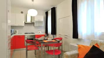 Duplex, 2 Bedrooms | Private kitchen | Full-size fridge, microwave, oven, dishwasher