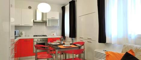 Alloggio su due livelli, 2 camere da letto | Cucina privata | Frigorifero con congelatore, microonde, forno, lavastoviglie