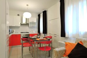 Maisonette, 2 Schlafzimmer | Eigene Küche | Großer Kühlschrank, Mikrowelle, Ofen, Geschirrspüler