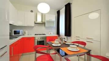 Duplex, 2 Bedrooms | Private kitchen | Full-size fridge, microwave, oven, dishwasher