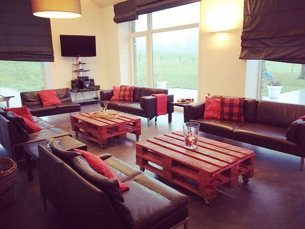 منزل | منطقة المعيشة | مدفأة، مشغل دي في دي