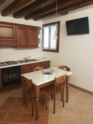 Appartamento, 1 camera da letto | Cucina privata | Frigorifero con congelatore, microonde, forno, piano cottura