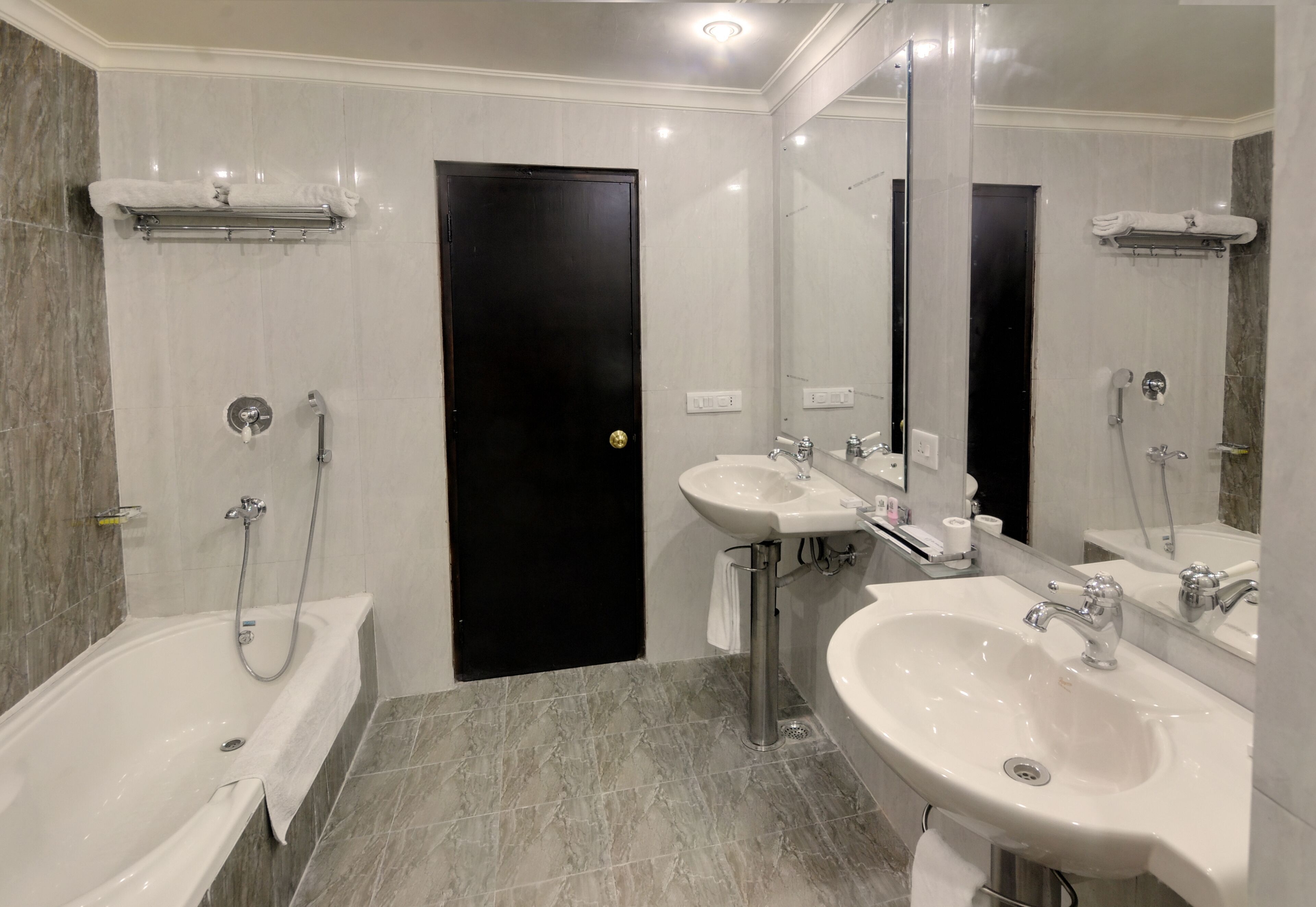 Bañera, artículos de tocador gratuitos, secador de pelo, toallas