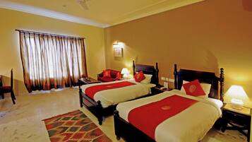 Tallelokero huoneessa, työpöytä, vauvansängyt, Wi-Fi