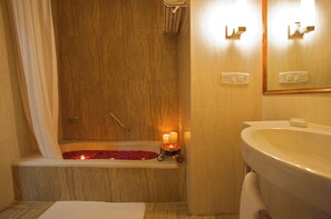Doppia Deluxe | Bagno | Vasca, set di cortesia gratuito, asciugacapelli, asciugamani