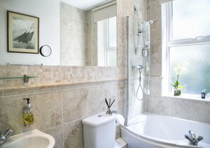 Combined shower/bathtub, eco-friendly toiletries, hair dryer, towels - Brandstrom House entire townhouse (Harrogate)
