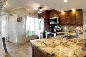 Appartement, 2 chambres, accès piscine, vue mer | Cuisine privée | Micro-ondes, lave-vaisselle, cafetière/bouilloire