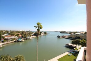 アパートメント 2 ベッドルーム プールアクセス シービュー | 部屋からの景観