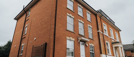 Vista frontal de la propiedad