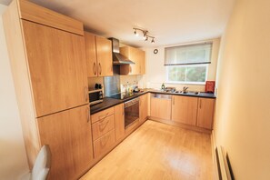 Full-sized fridge, microwave, oven, stovetop