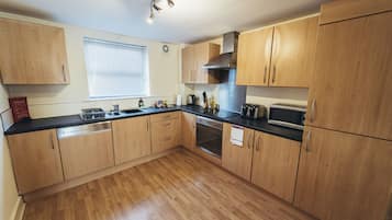 Standard Apartment | Private kitchen | Full-sized fridge, microwave, oven, stovetop