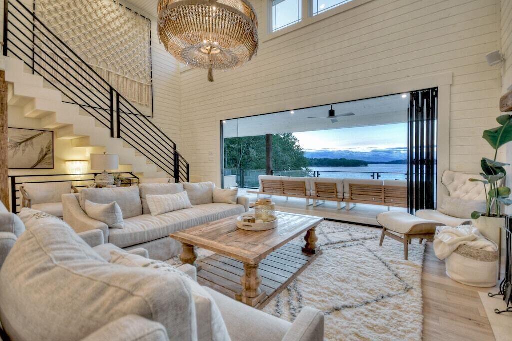 TV connectée, cheminée, baby-foot, chaîne hi-fi