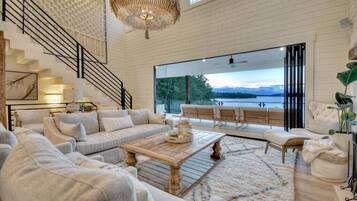 TV connectée, cheminée, baby-foot, chaßne hi-fi