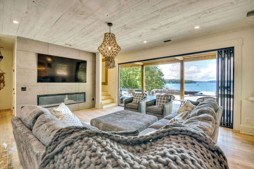 TV connectée, cheminée, baby-foot, chaîne hi-fi