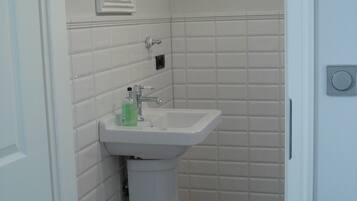 Haartrockner, Handtücher, Seife, Toilettenpapier