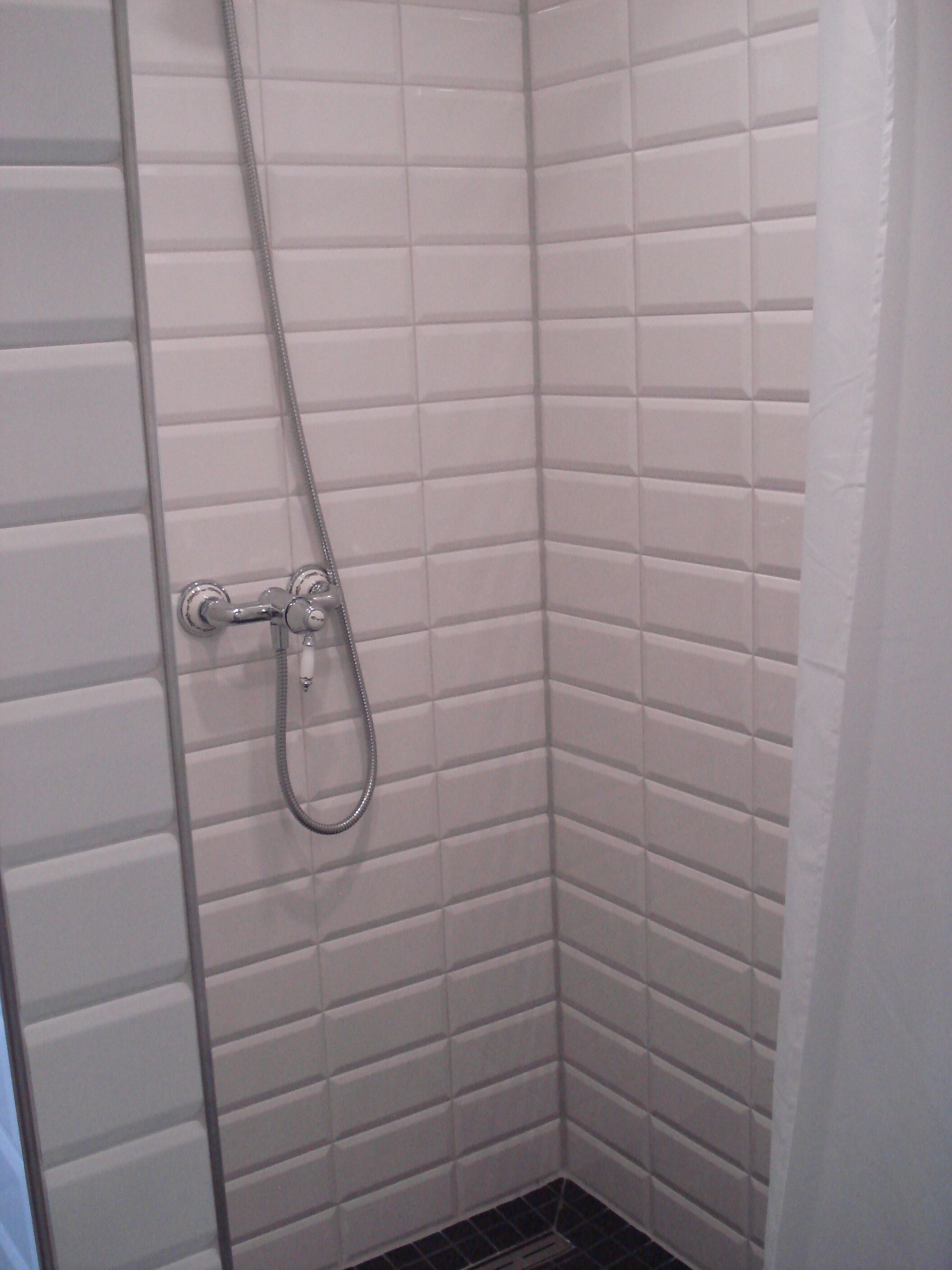 Haartrockner, Handtücher, Seife, Toilettenpapier