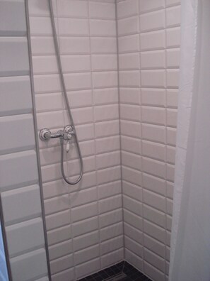 Haartrockner, Handtücher, Seife, Toilettenpapier