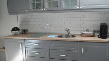 Kühlschrank, Mikrowelle, Wasserkocher mit Kaffee-/Teezubehör