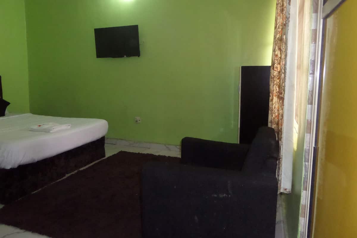 Executive Room | Iron/ironing board (on request), bed sheets