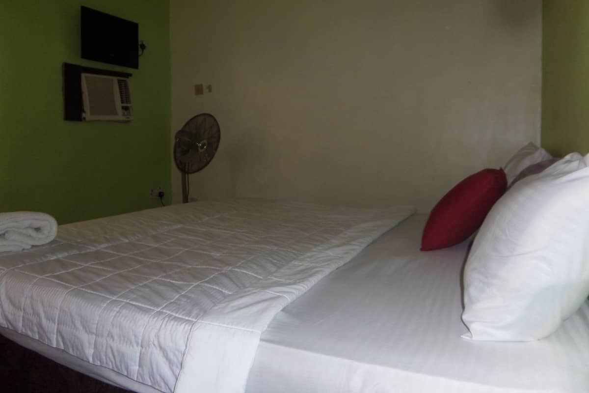 Standard Room | Iron/ironing board (on request), bed sheets