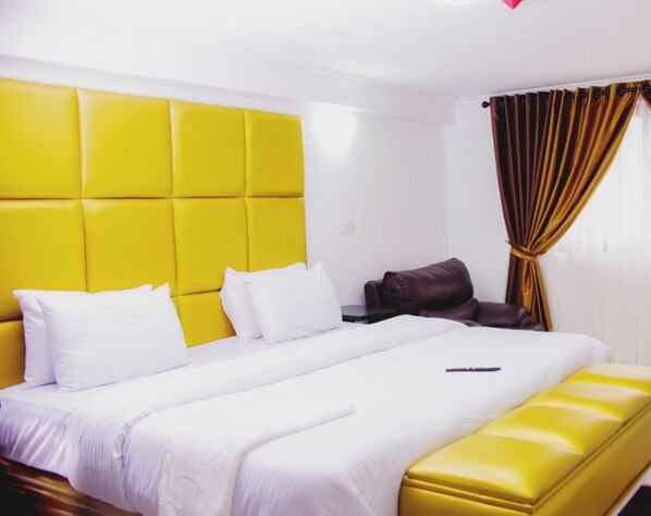 Escritorio, tabla de planchar con plancha, wifi gratis y ropa de cama 