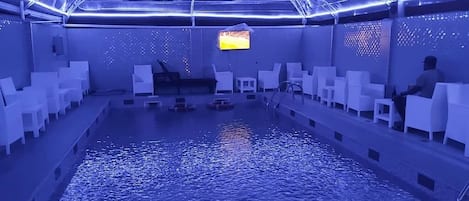 สระว่ายน้ำกลางแจ้ง