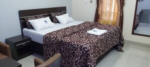 Standard Room | Desk, free WiFi, bed sheets - Seafortunes Royal Suites (Lagos)