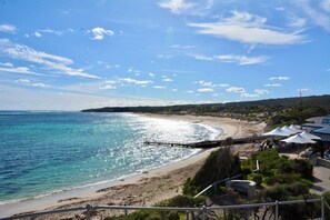Una spiaggia nelle vicinanze