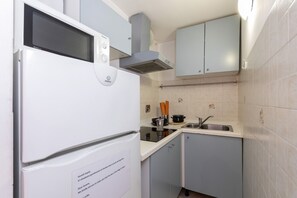 Refrigerador, microondas, lavavajillas y utensilios de cocina