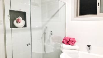 Badewanne, Haartrockner, Handtücher, Shampoo