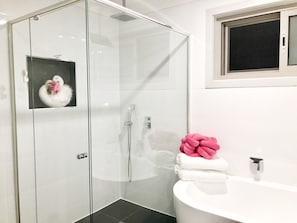 Badewanne, Haartrockner, Handtücher, Shampoo