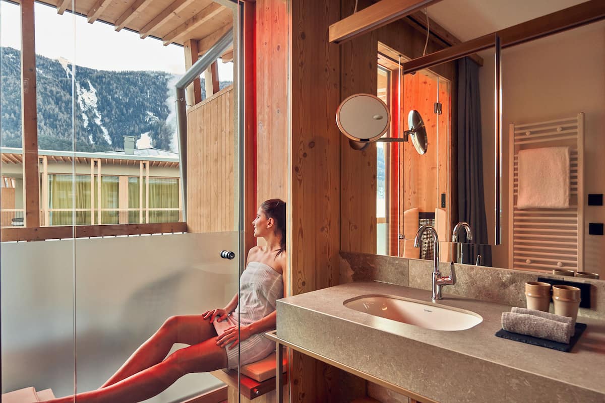 Phòng Suite Junior, ban công, quang cảnh núi | Phòng tắm | Đồ dùng nhà tắm miễn phí, máy sấy tóc, áo choàng tắm