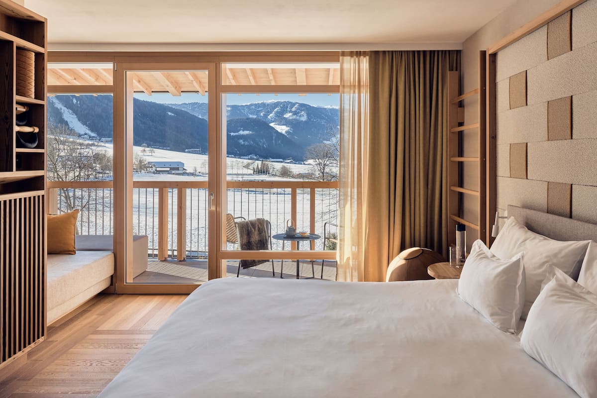 Phòng đôi Deluxe, ban công, quang cảnh núi | 1 phòng ngủ, bộ đồ giường cao cấp, minibar, két bảo mật tại phòng