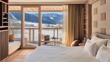 Deluxe tweepersoonskamer, balkon, uitzicht op bergen | 1 slaapkamer, luxe beddengoed, een minibar, een kluis op de kamer