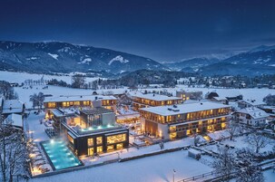 Fachada de la propiedad por la tarde o noche