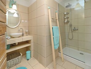 Séchoir à cheveux, serviettes fournies, savon, papier de toilette