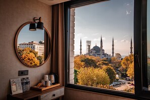 Minibar, coffres-forts dans les chambres, bureau, rideaux occultants