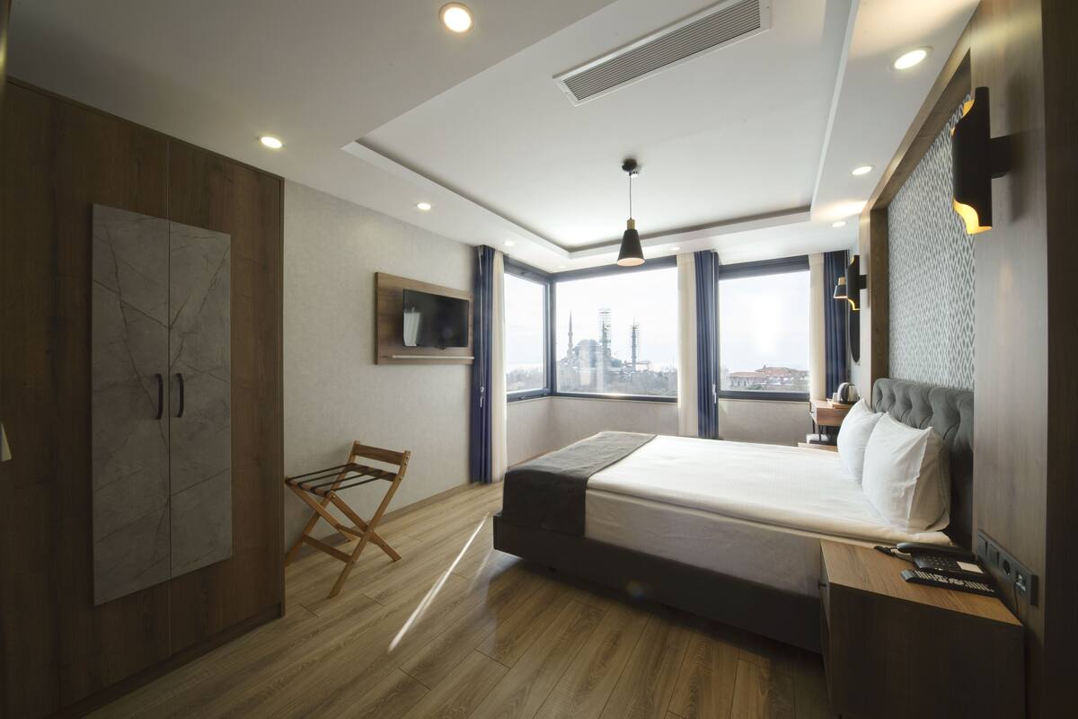 Deluxe Double Room with Sea View | 미니바, 객실 내 금고, 책상, 암막 커튼
