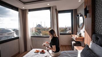 Minibar, caja de seguridad en la habitación y escritorio