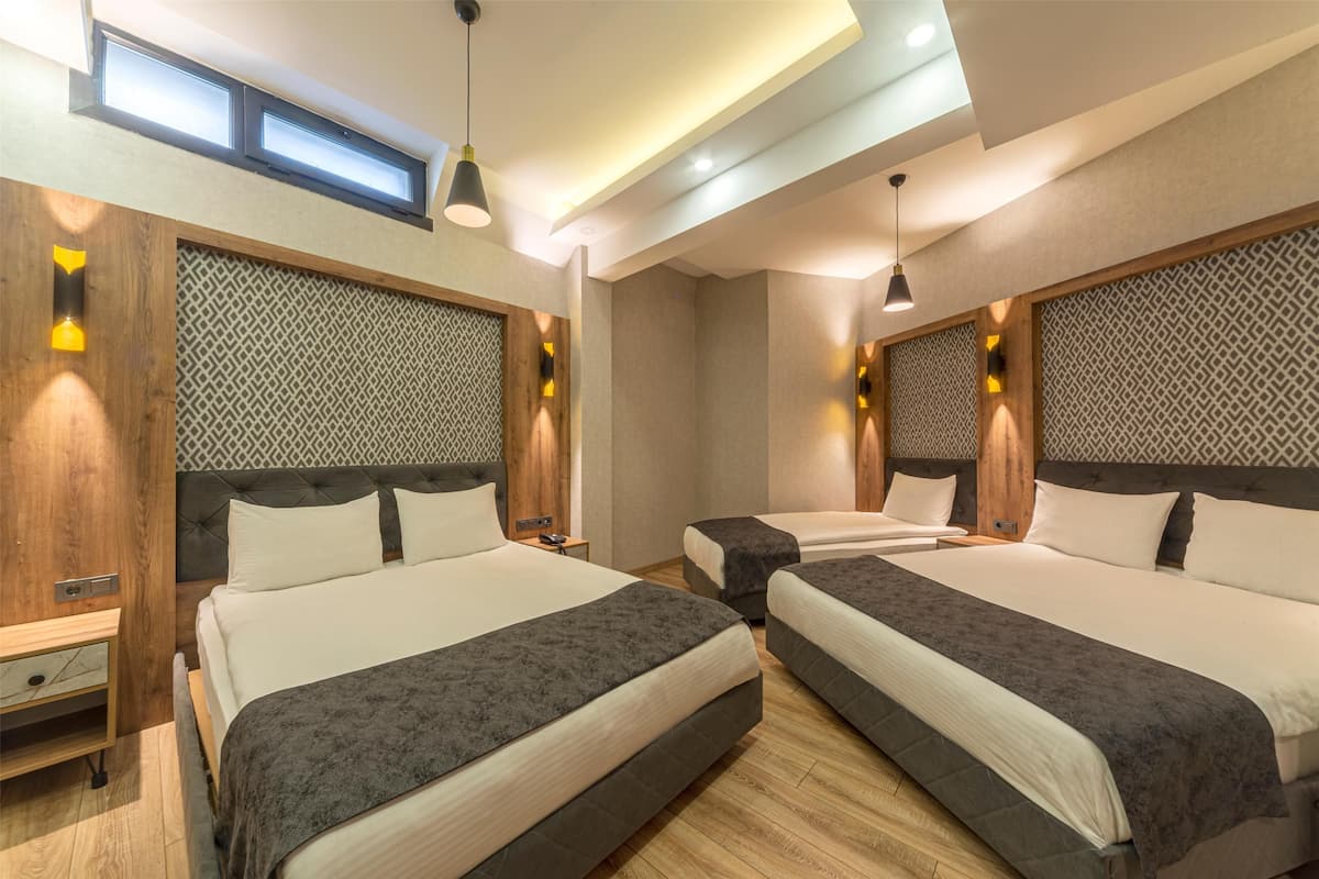Executive Queen Room with Two Queen Beds (Basement Floor) | Minibar, coffres-forts dans les chambres, bureau, rideaux occultants